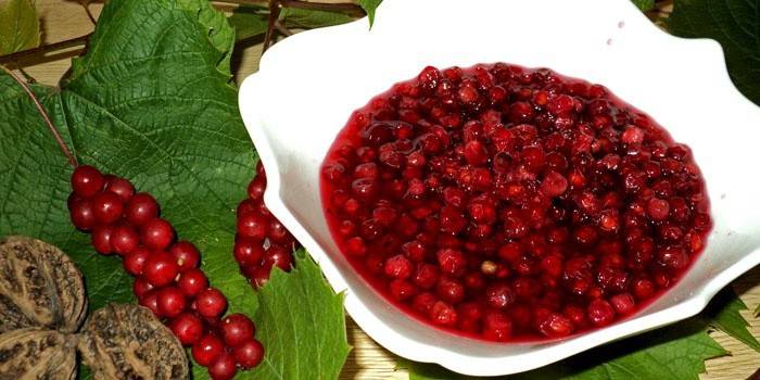 Napar z trawy cytrynowej na talerzu