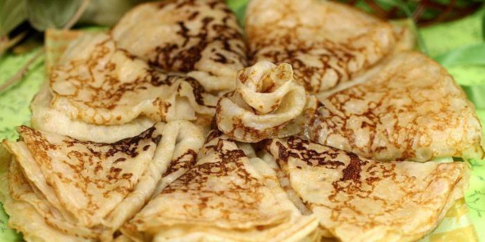 Panquecas fritas em um prato
