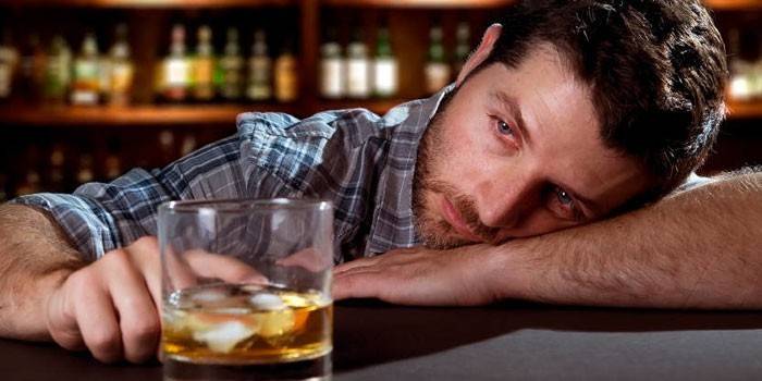 Mężczyzna i whisky w szkle
