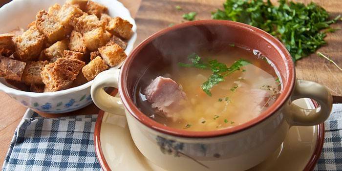 Sopa de caldo de cerdo con carne ahumada y guisantes
