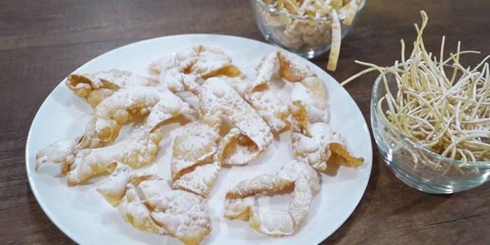 Chova friável fino em uma placa