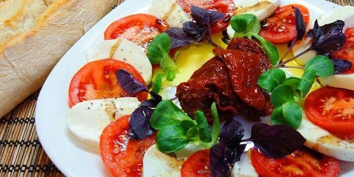Salát Caprese so sušenými paradajkami