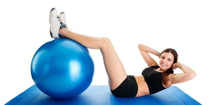 Chica sacude la prensa sobre fitball