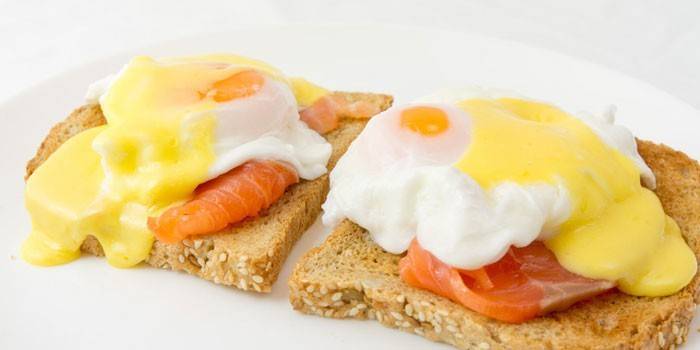 Ovos Benedict com salmão salgado