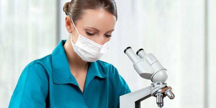 Médico com um microscópio