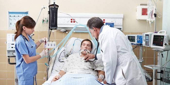 Chlap na ventilátore a záchranári v jeho posteli