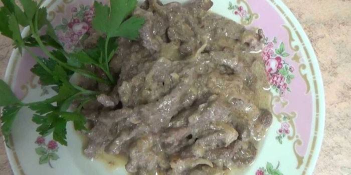 Stroganoff de carne de hígado en salsa de crema agria en un plato