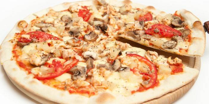 Pizza com tomate, cogumelos e frango