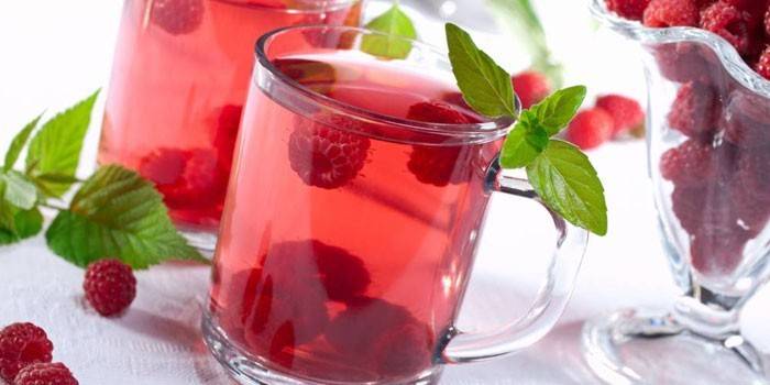 Jugo de frambuesa en vasos