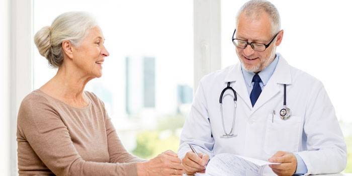 Mulher e médico