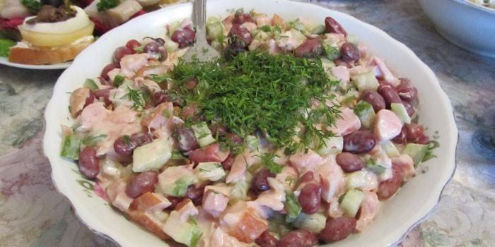 Ensalada de carne de pollo ahumada con frijoles rojos