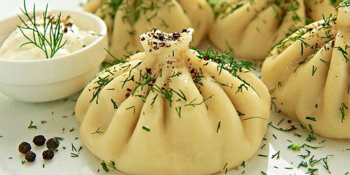 Gotowane chinkali z ziołami i czarnym pieprzem