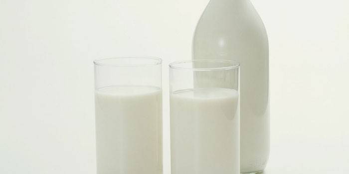 Kefir w szklankach i butelce