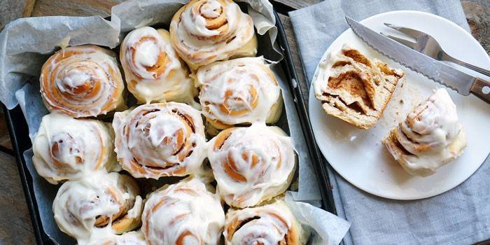 Cinnabóny so škoricou v bielej glazúre