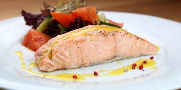 . Filete de salmón coho con salsa y ensalada.