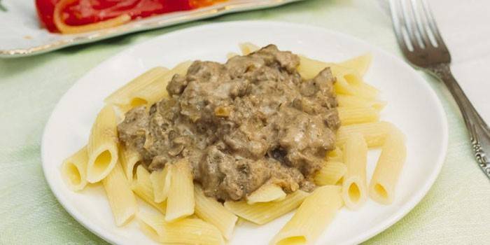 Hígado de pollo estofado en salsa de crema agria con pasta