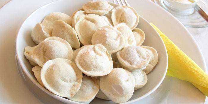 Bolas de masa hervida congeladas en un plato