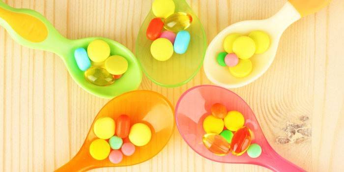 Vitaminas em colheres de bebê
