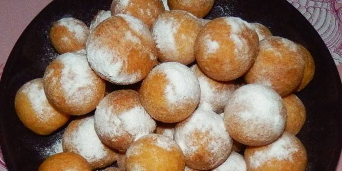 Małe pączki zwieńczone cukrem pudrem