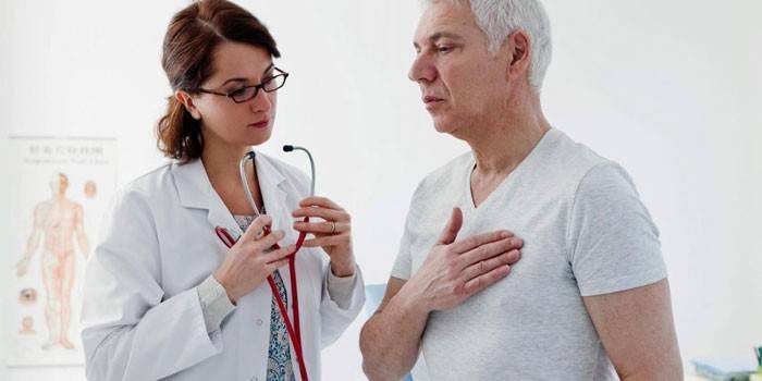 Homem na consulta do médico