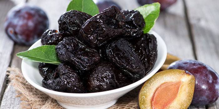 Ciruelas pasas en un plato