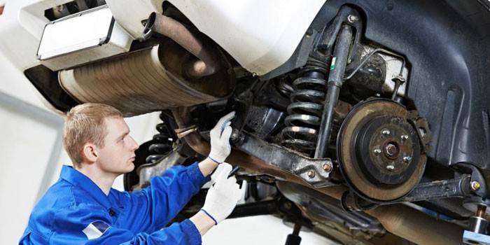 O cara está consertando um carro