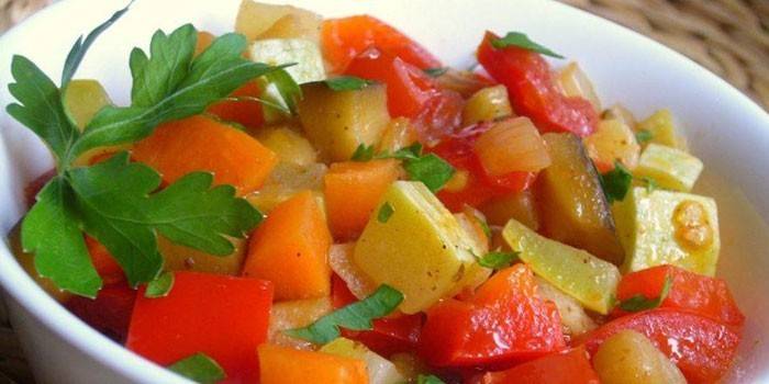 Legumes no vapor em um prato