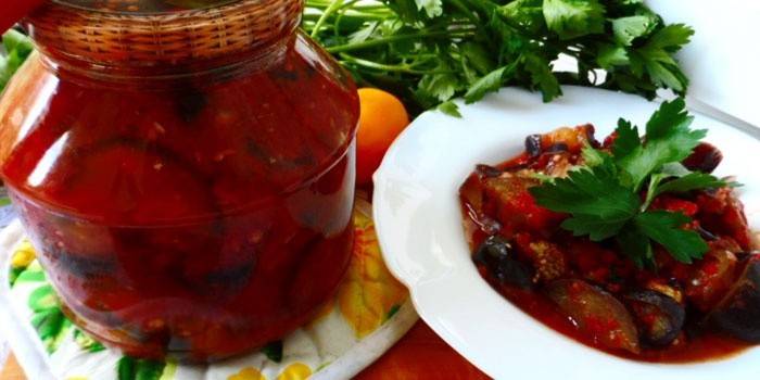 Berinjela picante em um prato e uma jarra