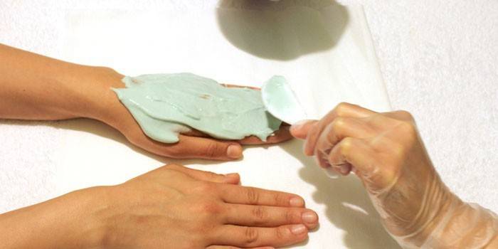 Chica hacer mascarilla de arcilla para manos