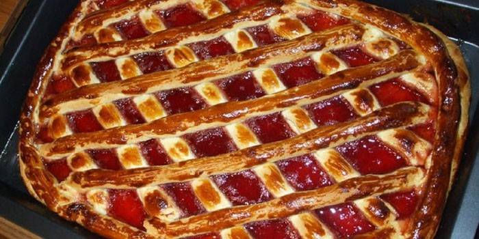 Otvorte koláč s marmeládou na plech na pečenie v rúre