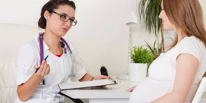 Menina grávida na consulta do médico