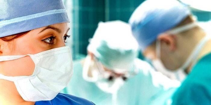 Médicos na sala de cirurgia