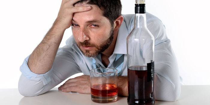 Hombre con una botella de whisky