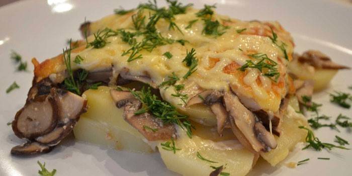 Pieczone ziemniaki z pieczarkami i serem