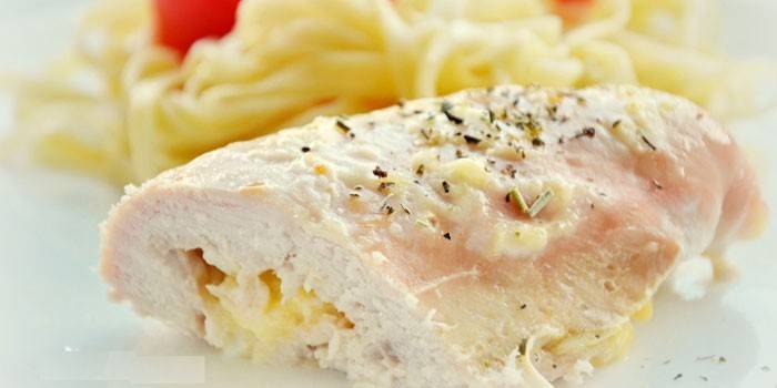 Rollo de filete de pollo con relleno de queso