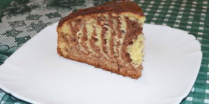Kus hotového zebra cupcake na tanieri