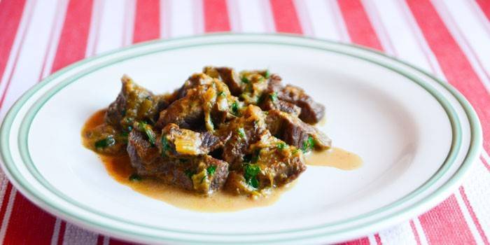Carne assada com alho-poró em um prato