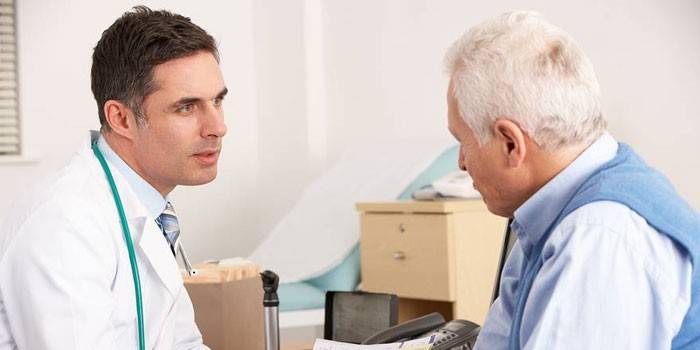 Homem na consulta do médico