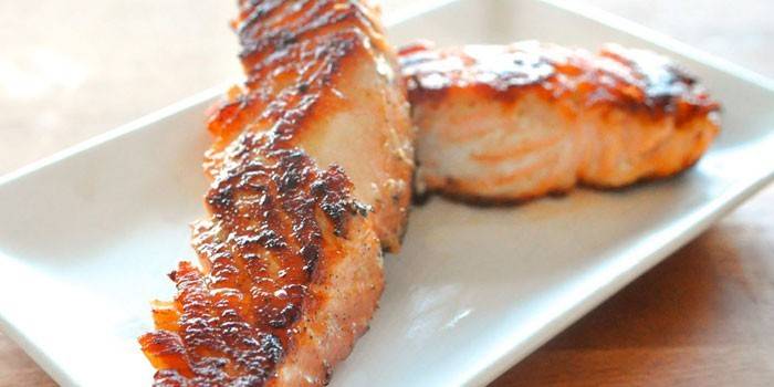 Salmón al horno en un plato