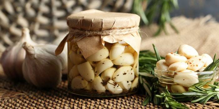 Pote de alho em conserva para o inverno