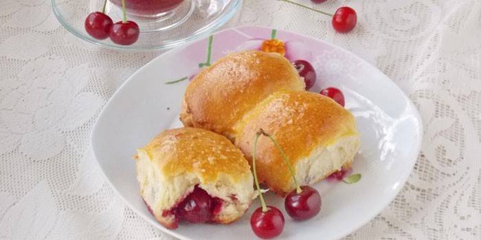 Pasteles de repostería con cerezas