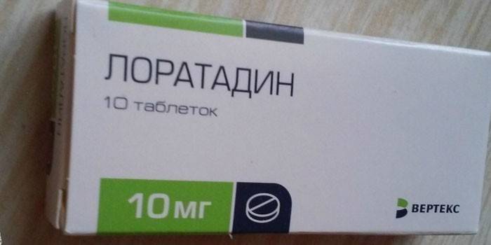 Tabletki loratadyny w opakowaniu
