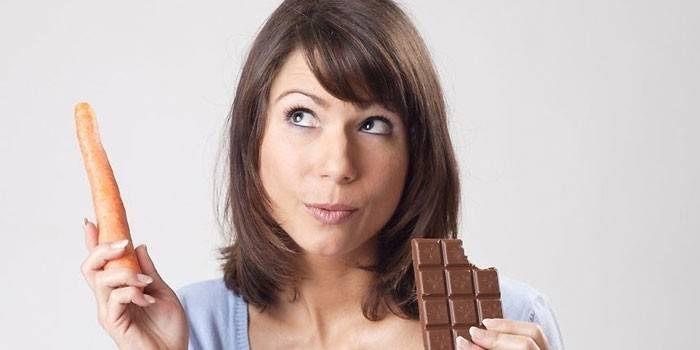 Mulher, com, cenoura, e, chocolate, em, dela, mãos