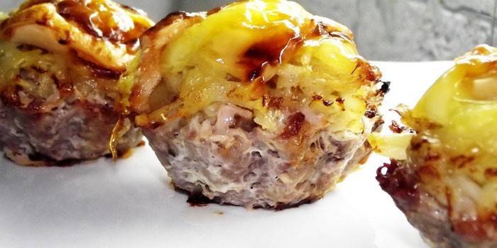 Pilhas de carne picada recheada com cogumelos e queijo