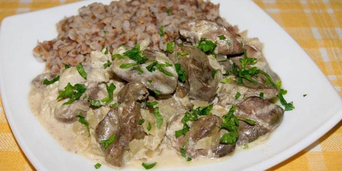 Guarnición de hígado de pollo en salsa de crema agria con trigo sarraceno hervido