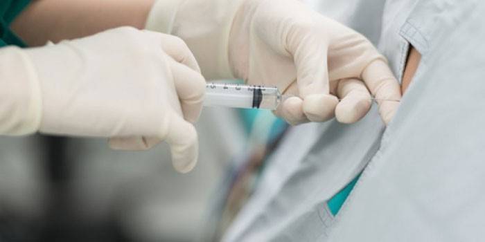 Anestesista realiza anestesia peridural