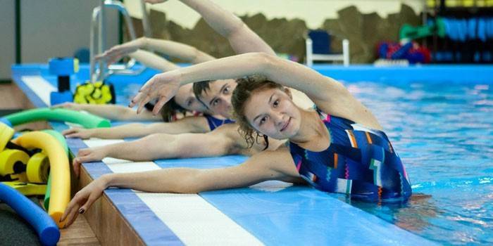 Aeróbic acuático en la piscina.