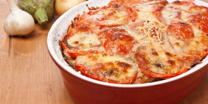 Cazuela de papa con queso y tomate