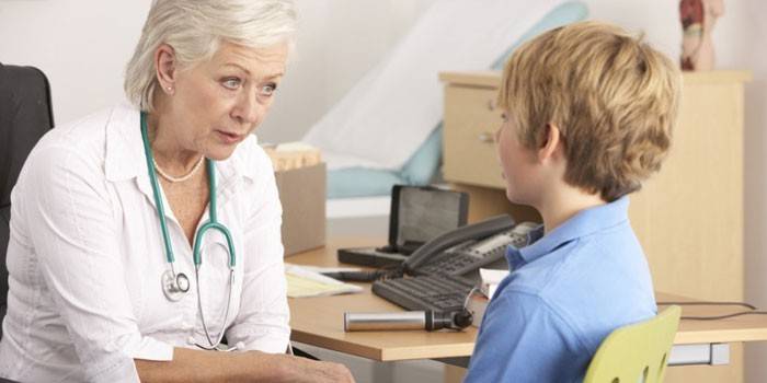A criança está falando com o médico