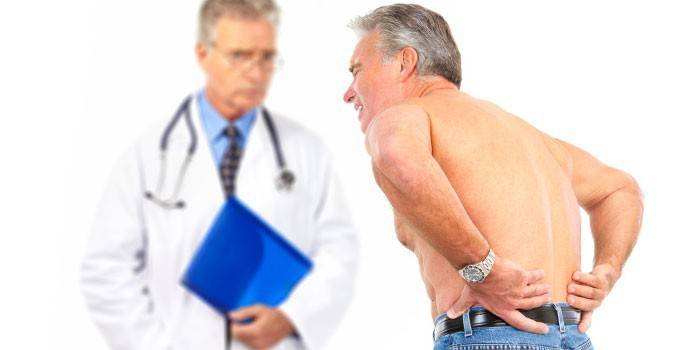 Un hombre tiene dolor de espalda.